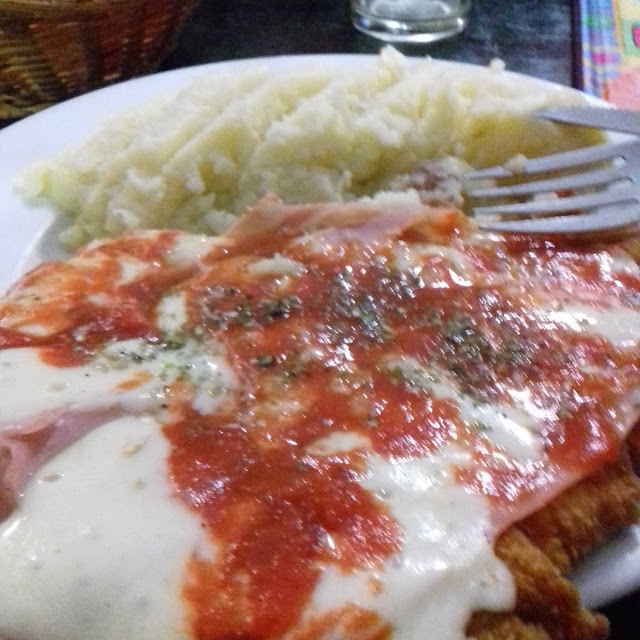 Milanesa de Pollo A la Napolitana Con Puré