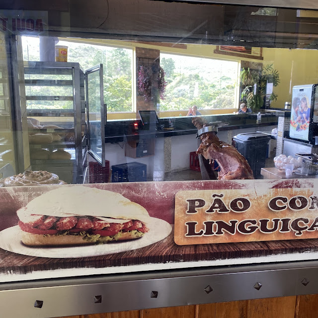 Pão Com Linguiça E Pernil de Porco