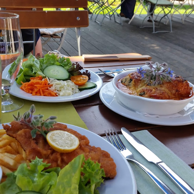 Schnitzel Mit Salat Und Pommes