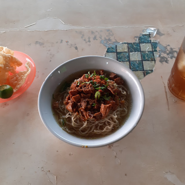 Mie Ayam Dengan Kuah Ciri Khas Kota Jakarta Yang Penjualnya Berada Di Kota Pontianak Barat