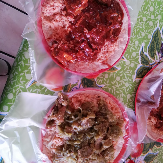 Taco de Milanesa Y Otro de Chicharrón En Salsa Verde