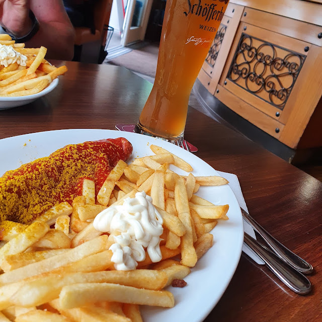 Currywurst XL Mit Pommesfrites