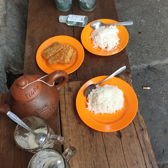 Ketan Susu Tempe Goreng Plus Teh Poci