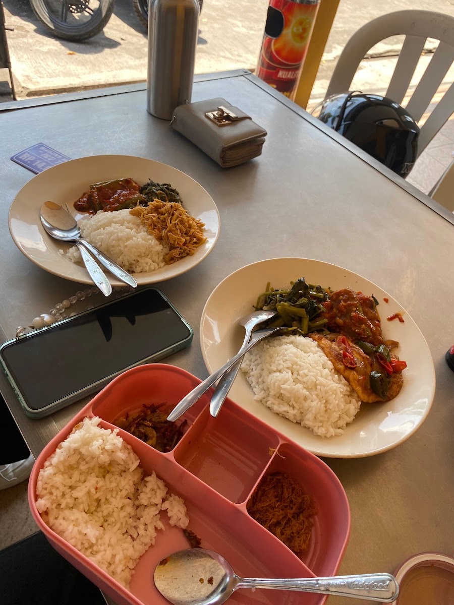 Warung Muslim Moro Seneng Ibu Tien