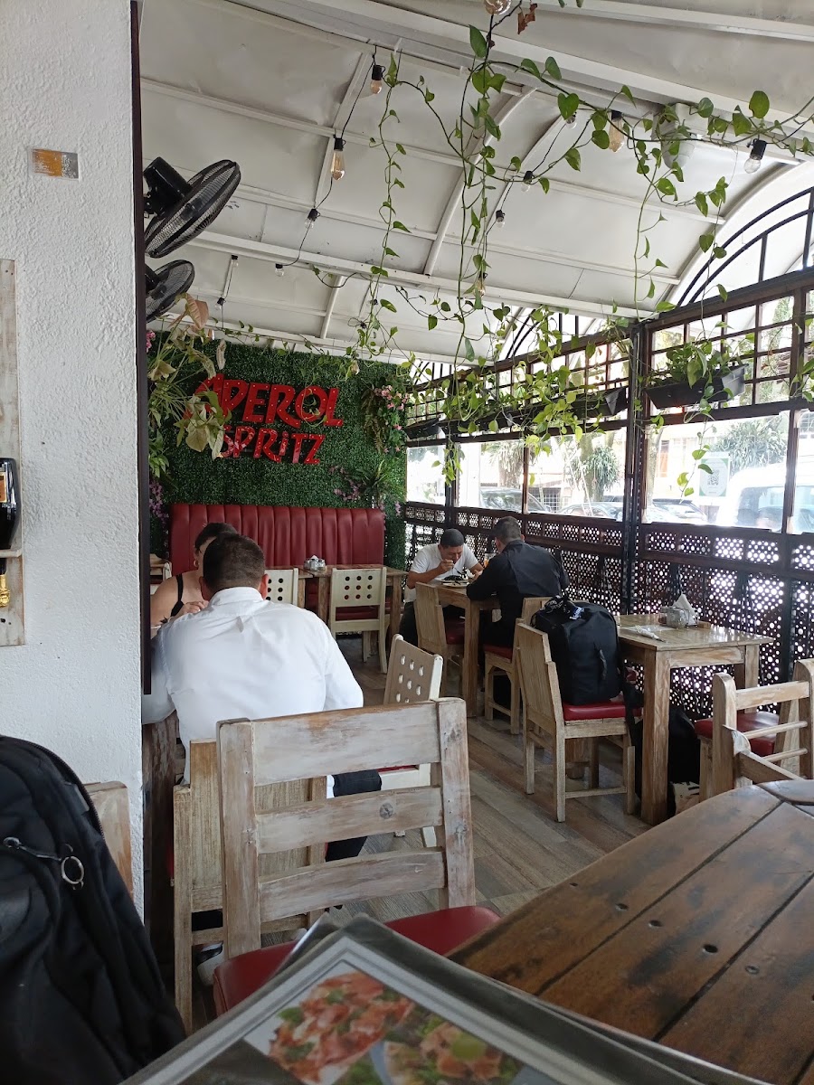 Pane e Pomodoro Laureles