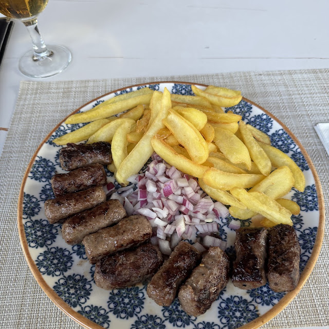 Cevapi Z Frytkami I Ajvarem