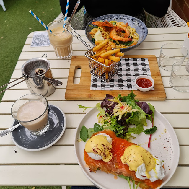 W Poached Eggs & Green Hollandaise