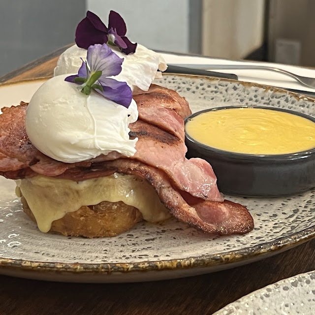 Eggs Benedict