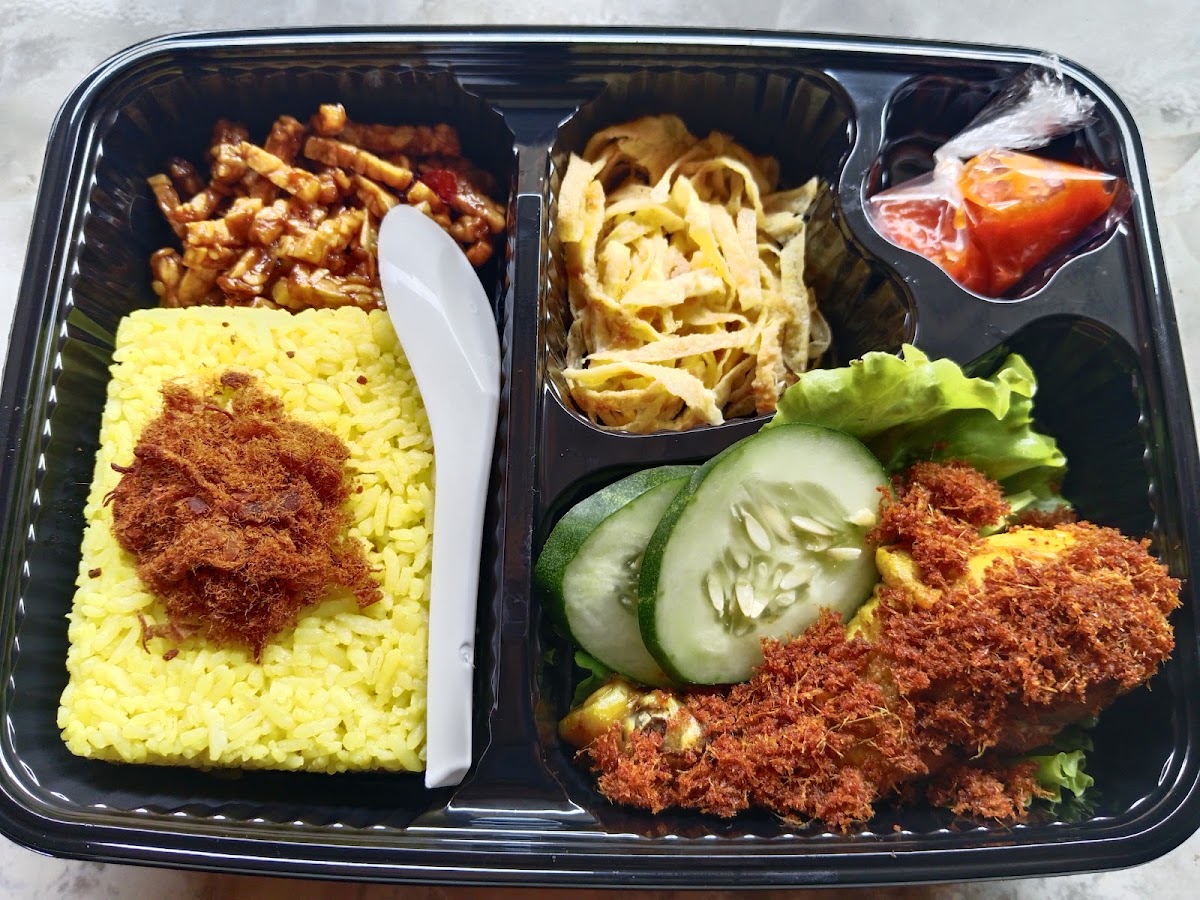 Lontong Opor & Nasi Kuning Mak Amin꧋ꦭꦺꦴꦤ꧀ꦠꦺꦴꦁꦎꦥꦺꦴꦂ&ꦤꦱꦶꦏꦸꦤꦶꦁꦩꦏ꧀ꦄꦩꦶꦤ꧀