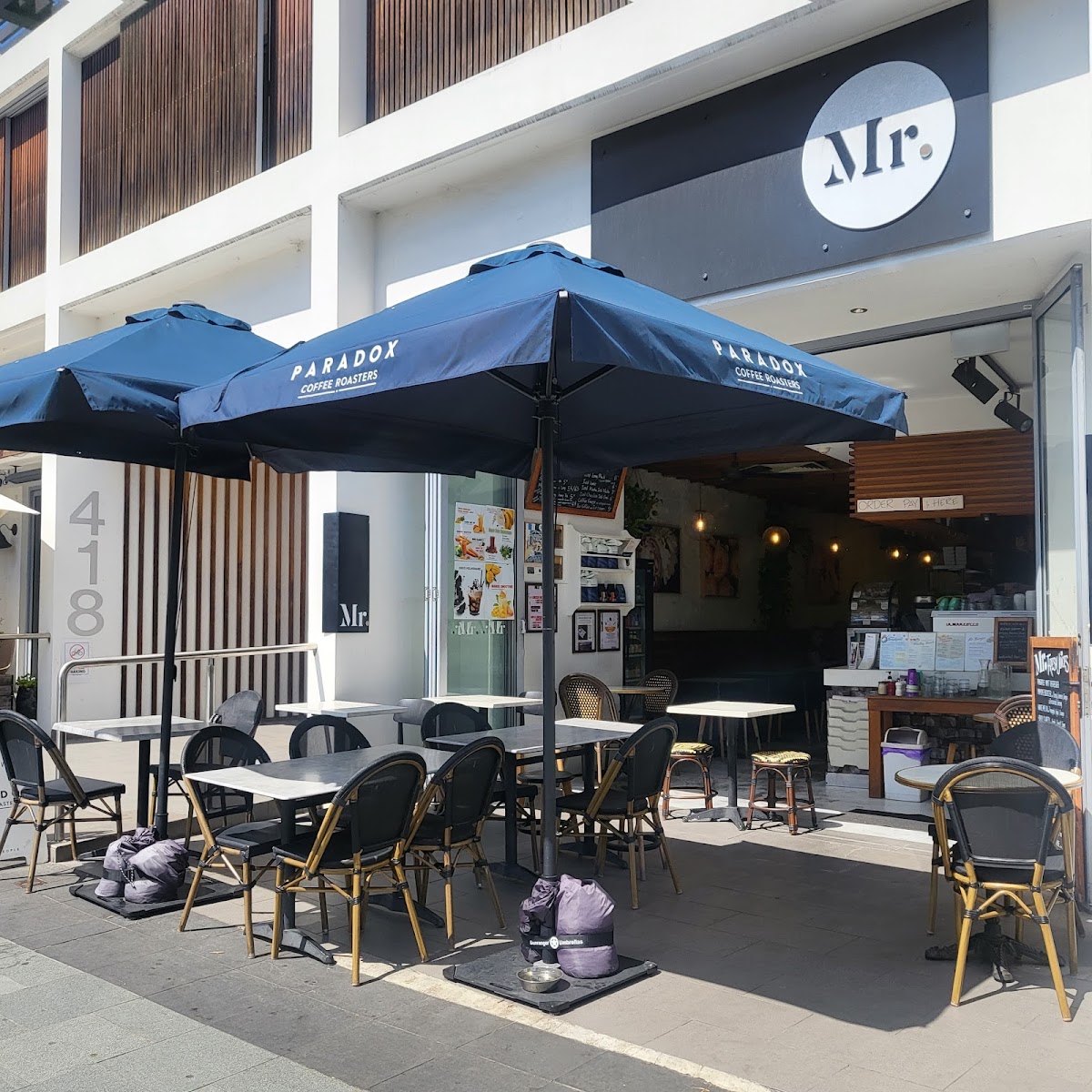 Mr.H Cafe and bar