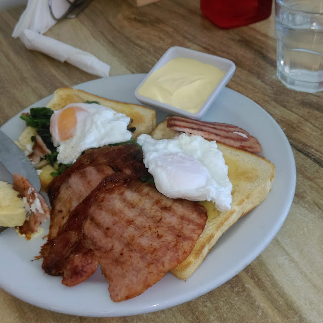 Bacon Eggs Hollandaise Sauce