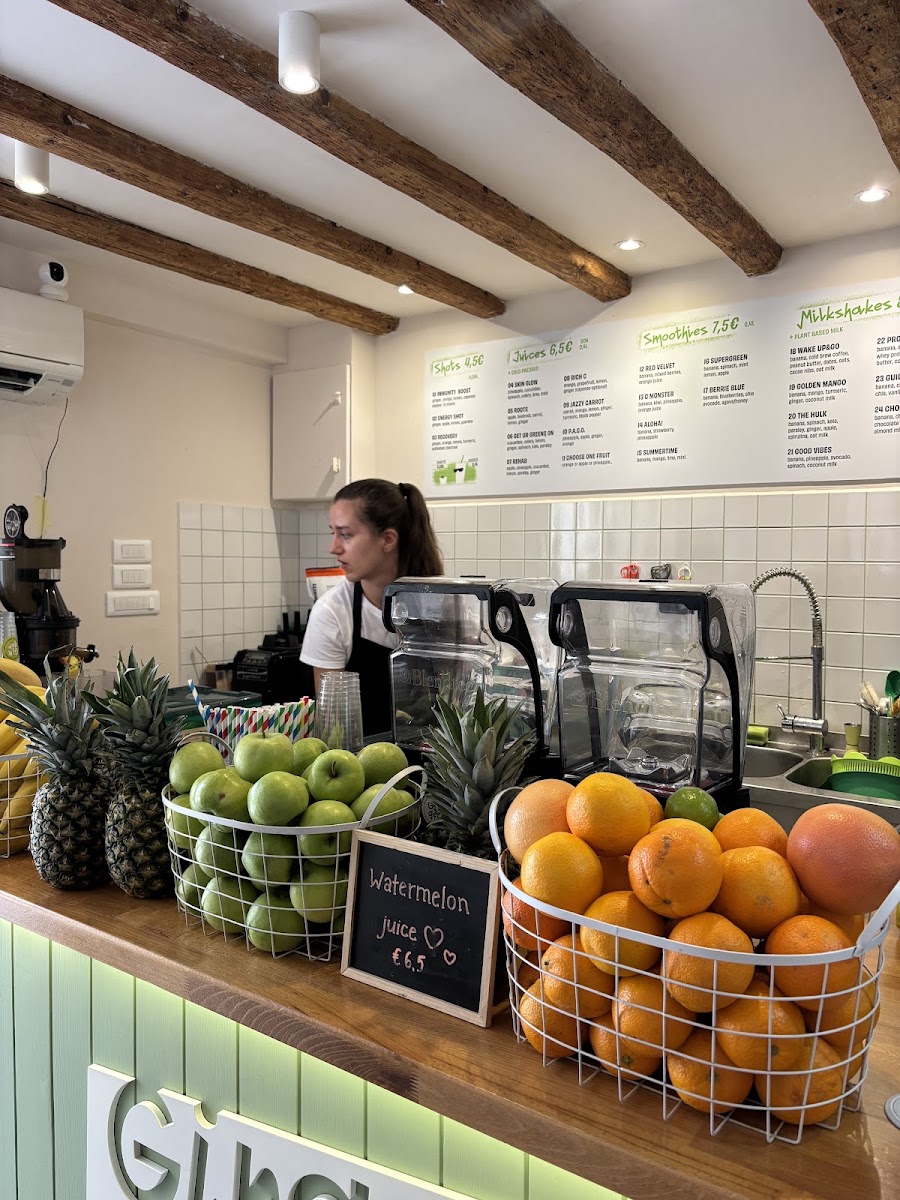 Ginger juice & smoothie bar