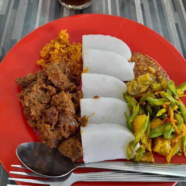 Lontong Kering with Rendang Daging