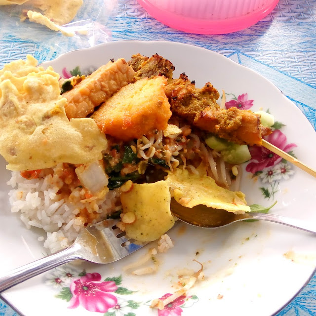 Nasi Pecel Telur Dadar