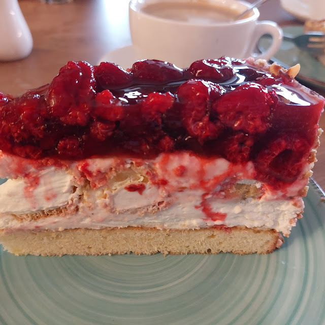 Windbeuteltorte Mit Cappuccino