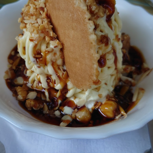 Spaghetti Eis Mit Nüssen Und Karamellsauce
