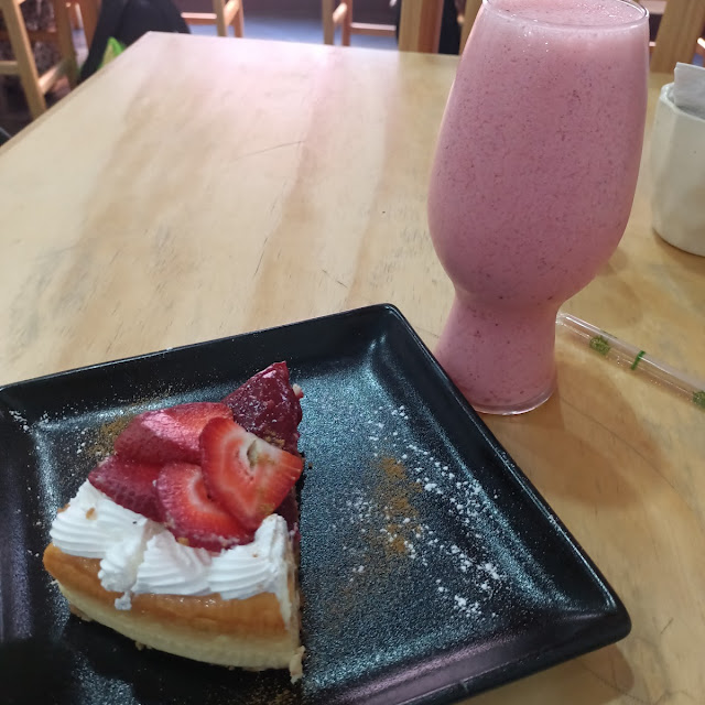 Smoothie de Frutos Rojos Y Rebanada de Cheesecake