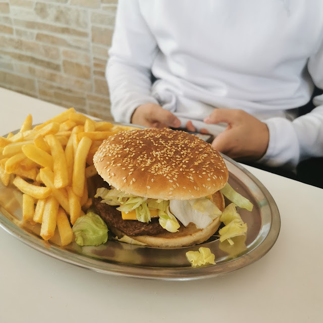 Cheeseburger Mit Pommes