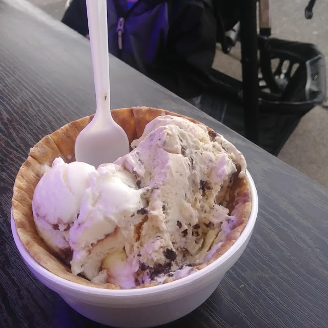 Nieve de Pai de Fresa Y Crema de Galletas