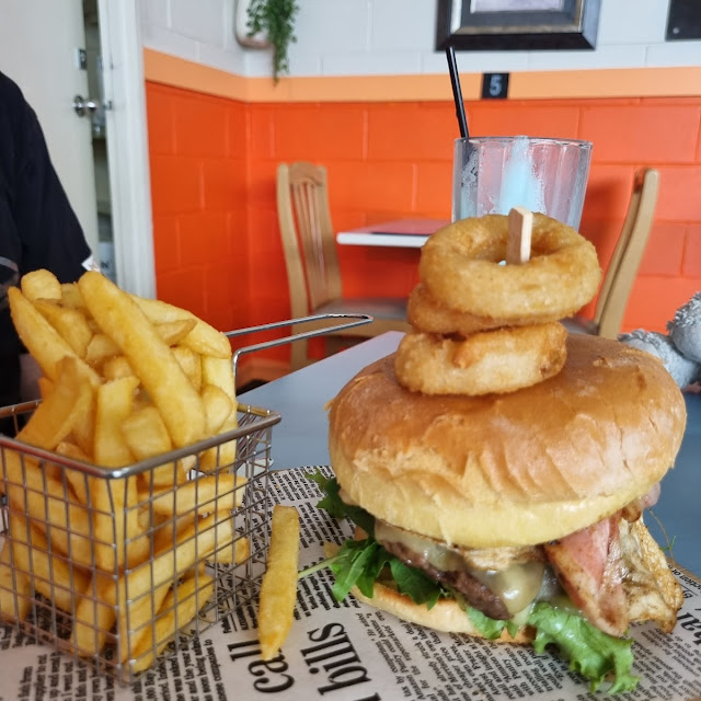 Beef Burger & Onion Rings