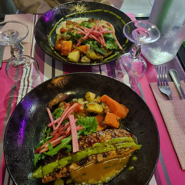Saumon En Croûte D’amande Effilés Sauce Basilic Et Légumes Du Marché
