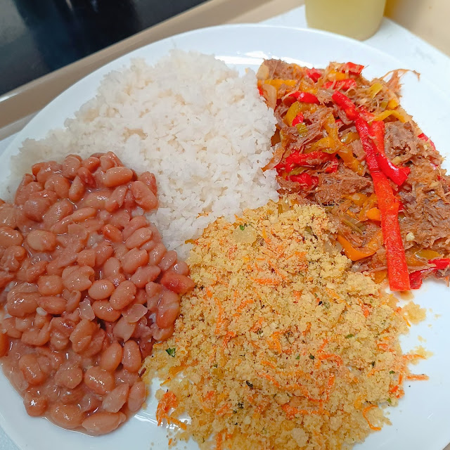 Carne Louca Com Arroz Feijão E Farofa