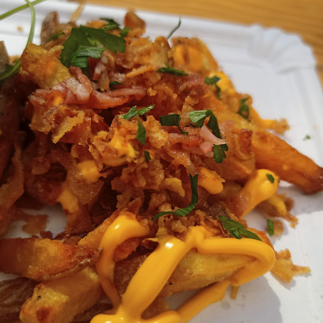 Patatas Fritas Con Queso Y Cebolla