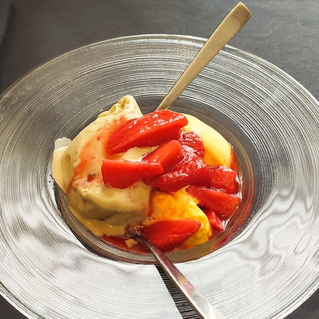 Dessert Gelato Crema E Pistacchio Con Fragole Spadellate