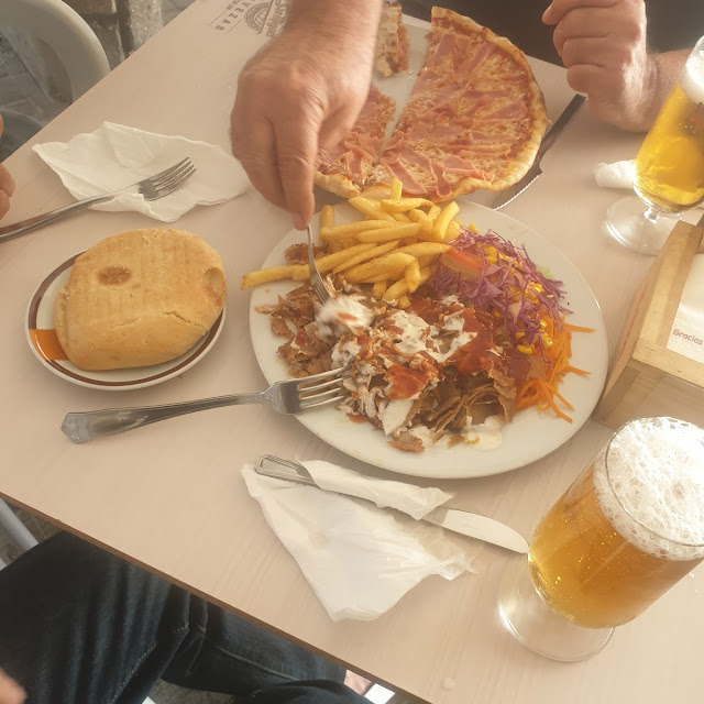 Plato de Kebab Con Patatas Y Verdura