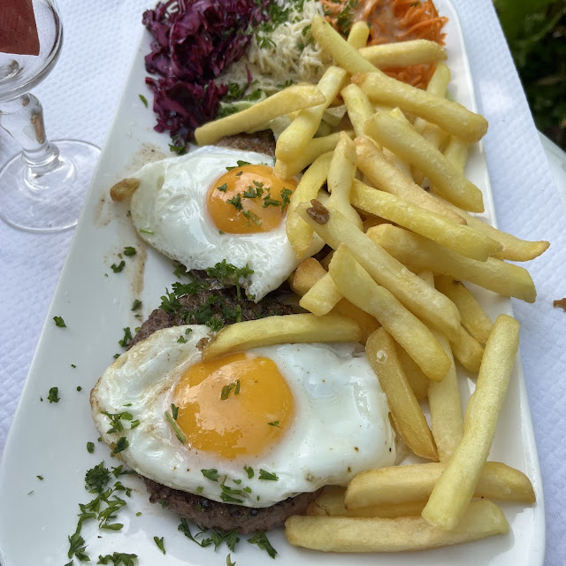 Steak À Cheval Frites