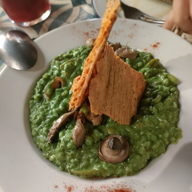 Risotto Verde Con Setas Estofadas Cherrys Pesto Genovese Espárragos Y Teja de Parmesano