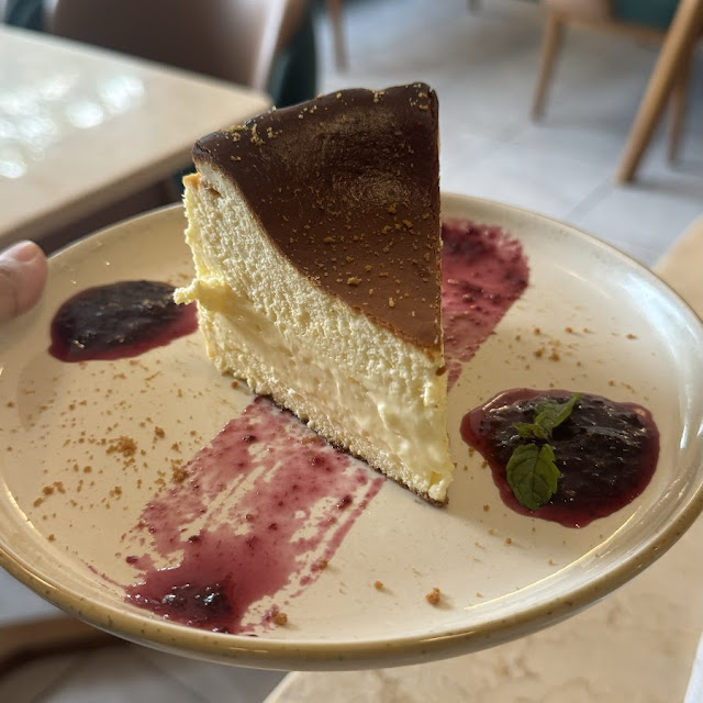 Lemon Tea Avocado Float Juice & Blueberry Cheesecake