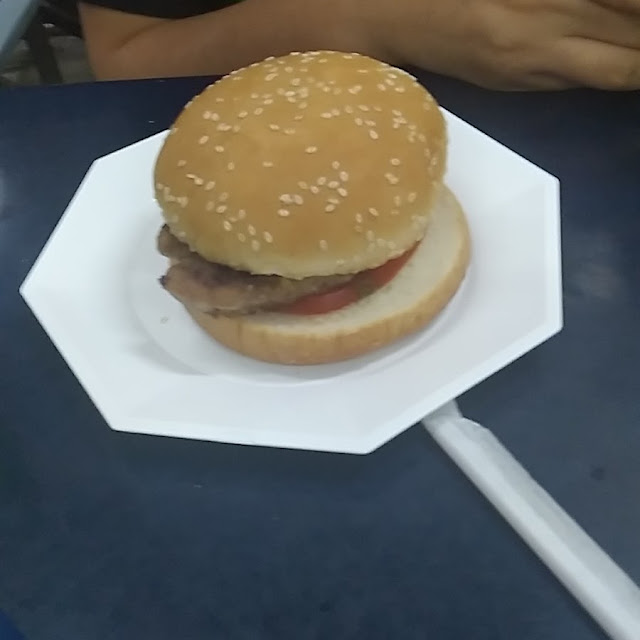 Hamburguesa Completa Con Tomate Jamón Lechuga Queso Y Huevo