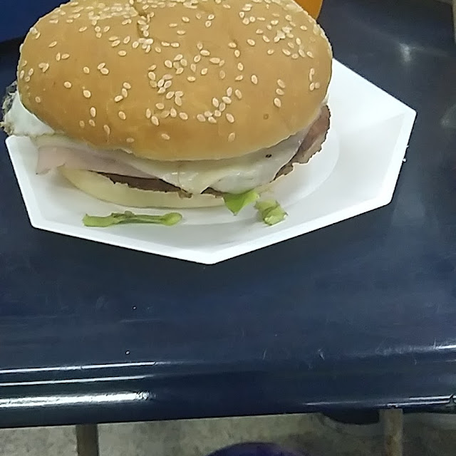 Hamburguesa Completa Con Tomate Jamón Lechuga Huevo Queso