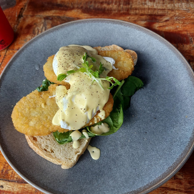 Eggs Benedict - Vegetarian Mushroom Hash Browns Halloumi