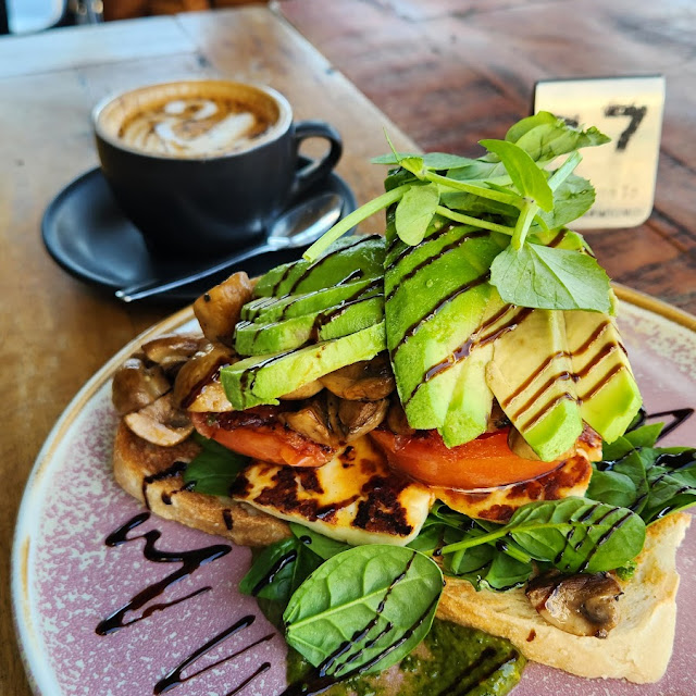 Avocado Halloumi